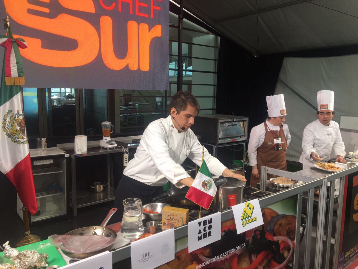 RubenBeltranG's tweet photo. Gran éxito la presentación d ntro chef Omar González @EmbaMexChi en el torneo #ChefSur organizado x @INACAP_CONCE; gracias a @GrumaGlobal y a @BimboMx @IDEALCHILE #VenAComer https://t.co/d6IZYvNuz1