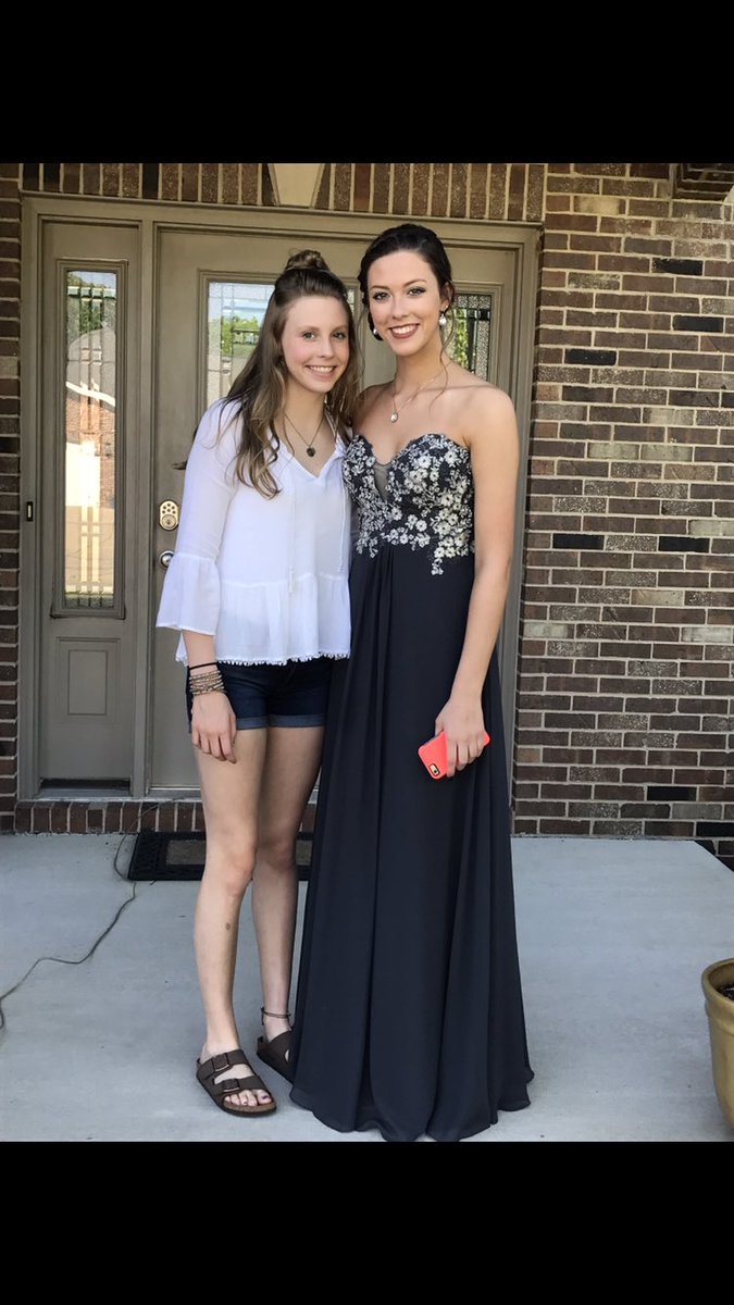 meganvb01's tweet photo. happy 18th birthday jenna!! love you so much💕💕 https://t.co/gpkqtW9fHa