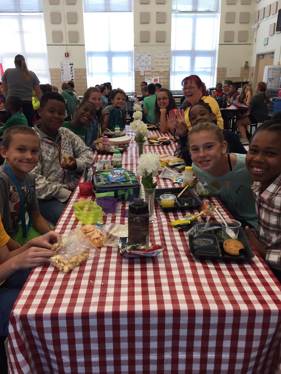 VillaCrestaElem's tweet photo. Thx @heather_lundy for organizing such an awesome cafe incentive for our students!  Today was the 1st finer diner reward!  🍴 @kcuellar_BCPS https://t.co/bgIp5ZYPoZ