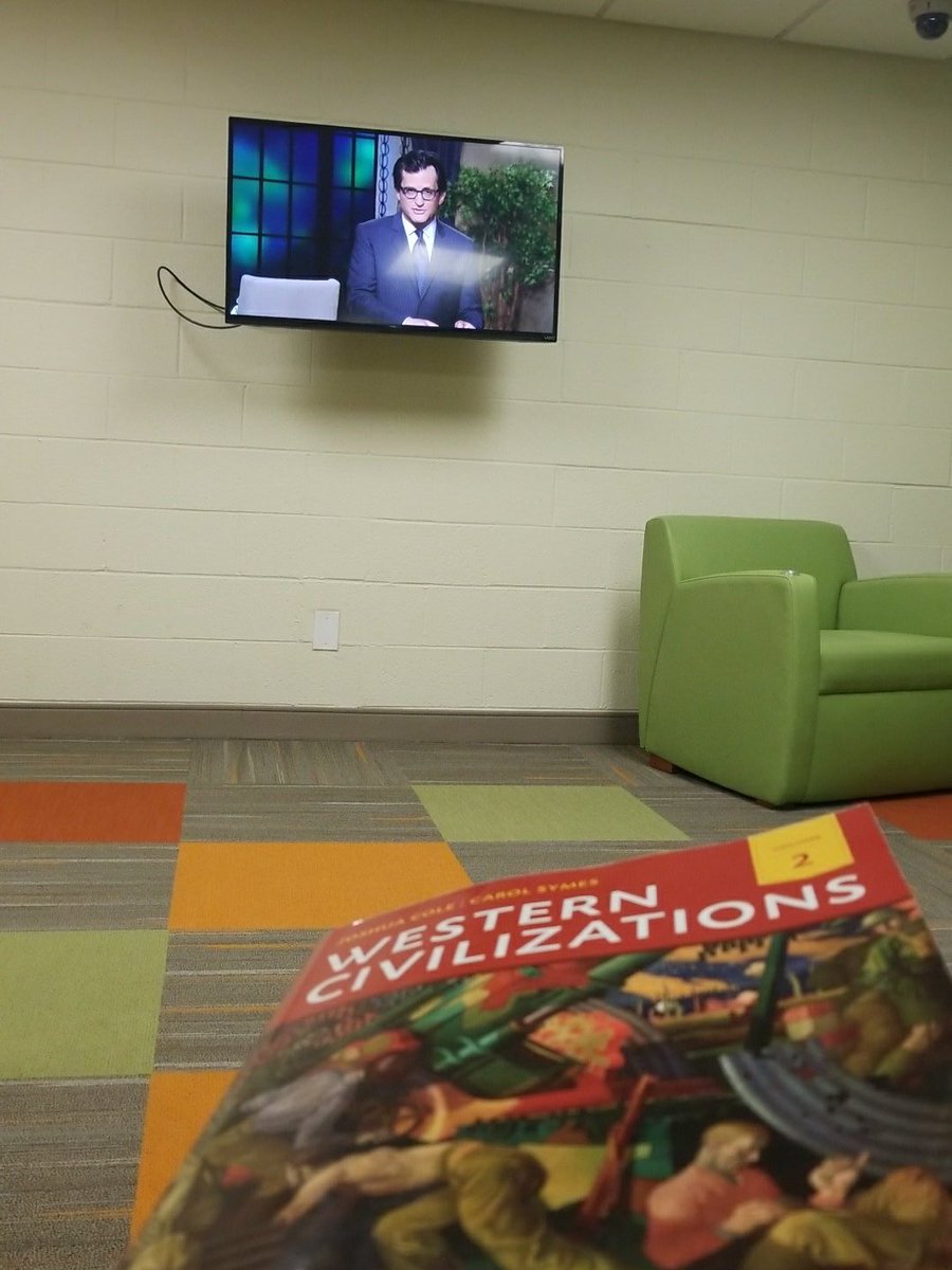 kyleisliving's tweet photo. Luckily my dorm room commons area has @tcm , so multitasking schoolwork and films. #TCMParty #Dormlyfe https://t.co/MUfUZv4Edz
