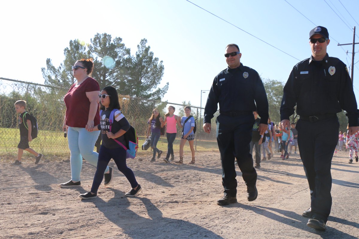 AmphiSchools's tweet photo. Thank you to @GRFDAZ for helping Mesa Verde students safely participate in #WalktoSchoolDay! #HeadsUpPhonesDown #AmphiCommunity https://t.co/kbgAV6Fi6D