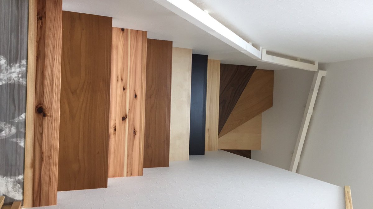 Nami 旭川ライフデザイン 七色の階段です 斬新でしょう メーカーさんも初めてだと言ってました 階段 七色階段 斬新な階段 楽しい階段 新築 プランニングアイ旭川 インテリアコーディネーター旭川 インテリア インテリアコーディネート旭川