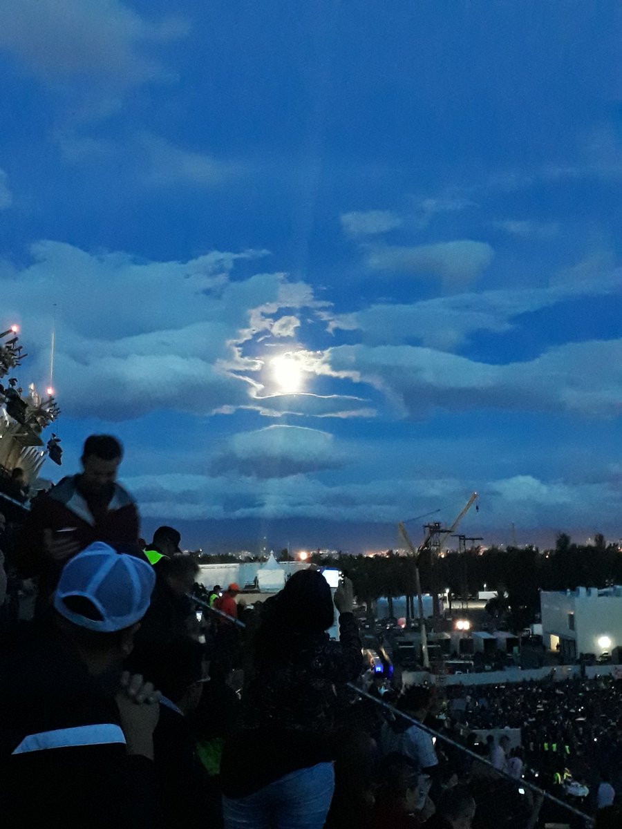 alndjdj's tweet photo. Y esta luna espera tambien la salida al escenario de @U2 #TheJoshuaTree2017 #DJRunner #MelodyHouseMéxico https://t.co/EJ0B5WX5O7