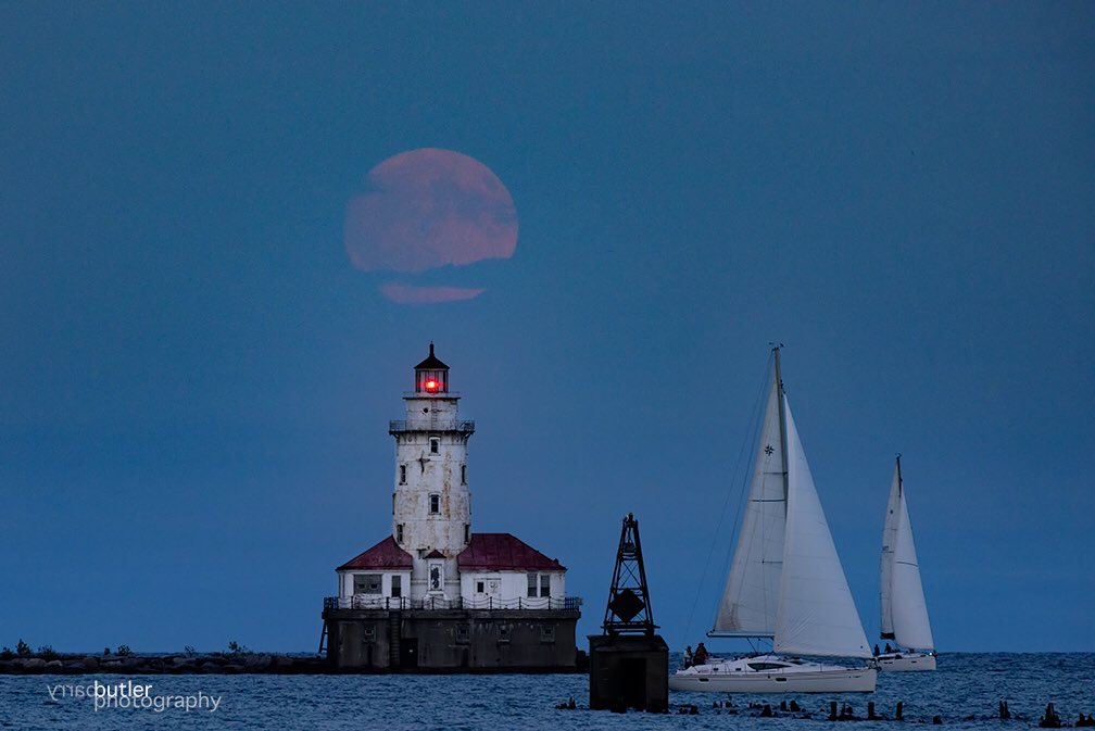 Wednesday's Full Moon over Chicago Harbor Lighthouse #ilwx #weather #news #chicago