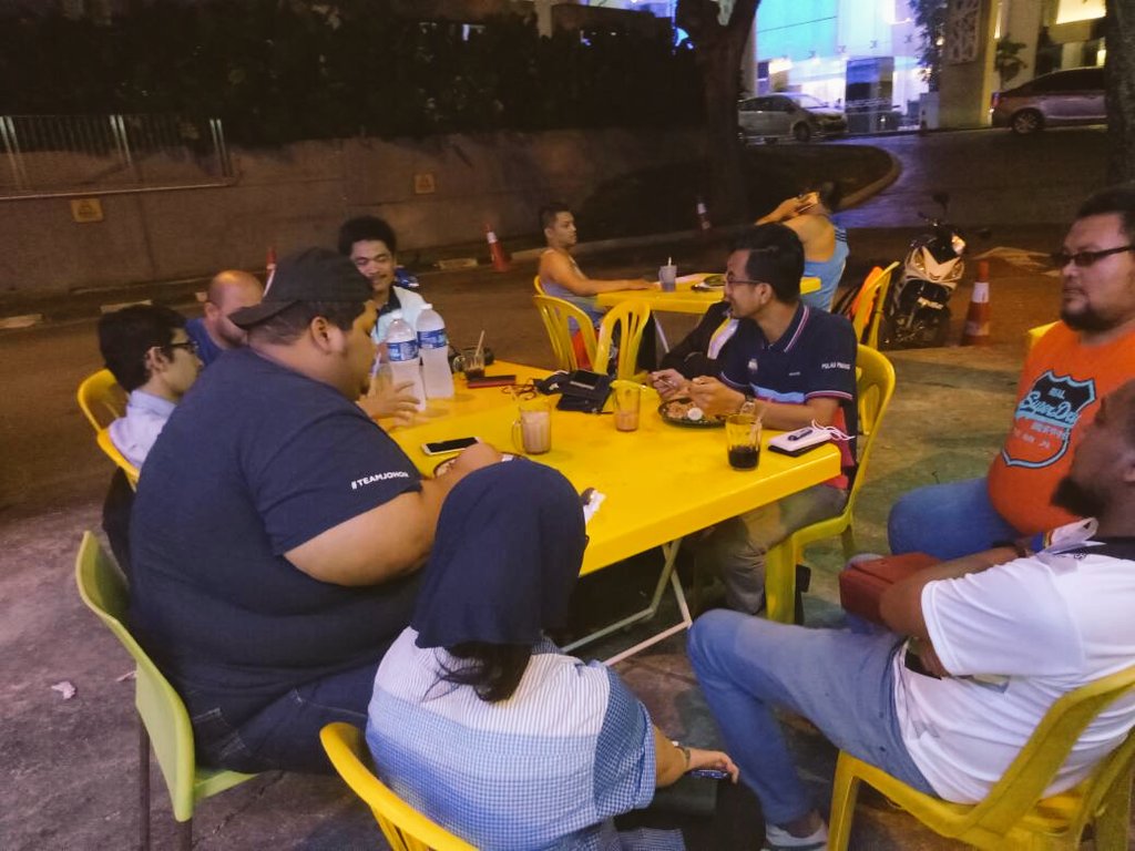 Edureer2015's tweet photo. Sesi Santai BIKOPI Edureer bersama Naib Pres &amp; SUA MBM membincangkan isu-isu belia serta usul eSports yang diluluskan oleh @parlimenbeliaMY https://t.co/OVM9Eeq4oM