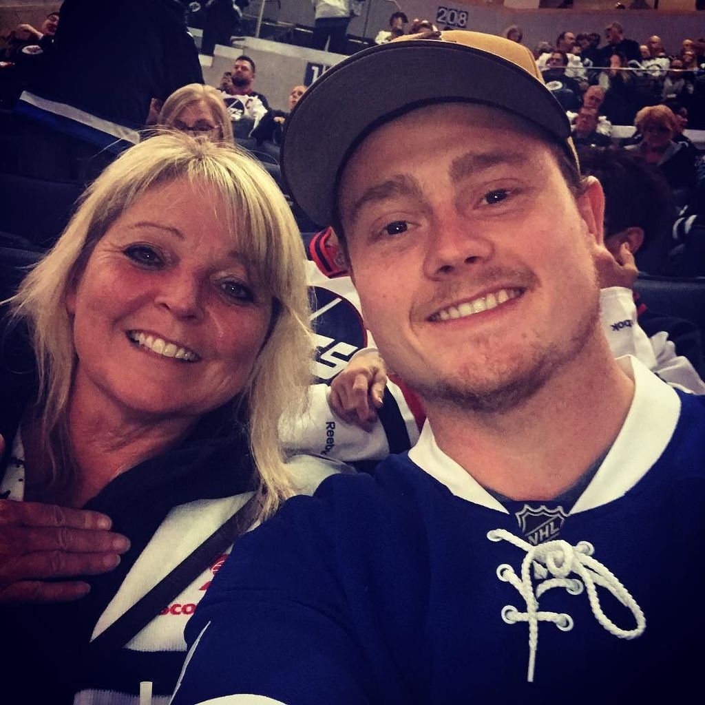 TylerWClarke's tweet photo. Jets🛩 Vs Leafs 🍁 Home Opener with Momma 🐻 #jets#leafs #2017 #nhl #homeopener #matthews #laine https://t.co/oSSWVvNBDW