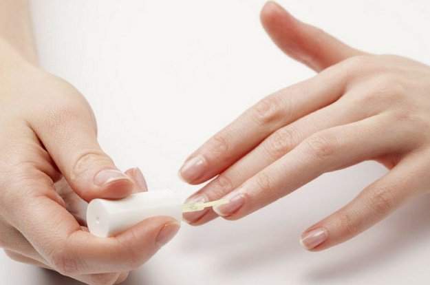 naildesignscom's tweet photo. There is still hope to save that broken nail with this #DIY #nailhack! You're going to put in on the books!👉https://t.co/M73Pk4NUMq https://t.co/cmvQCuDOM4