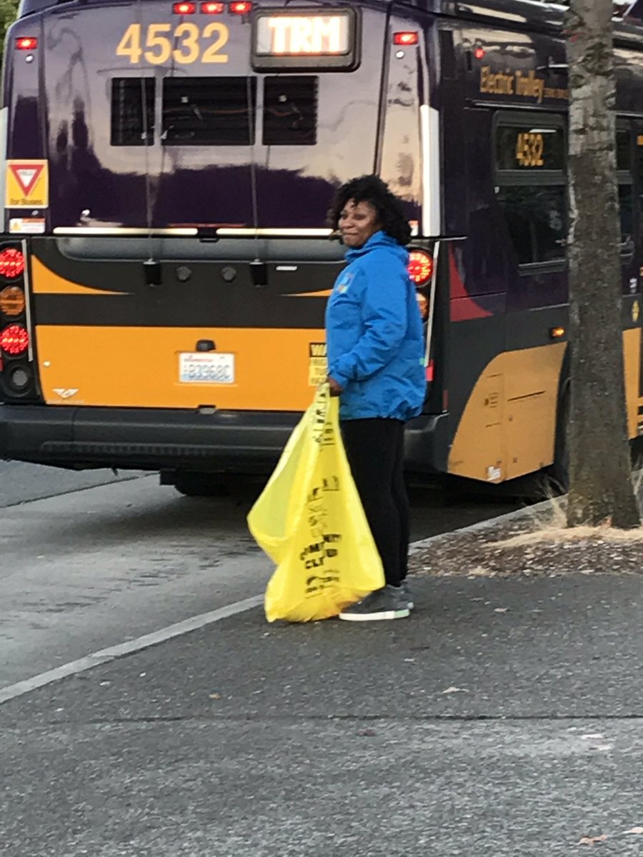 FN_VanessaI's tweet photo. The #CornerGreeter squad is out here picking up litter and engaging the #RainierBeach youth in positivity!
#Seattle https://t.co/qS3GAZ6cC4