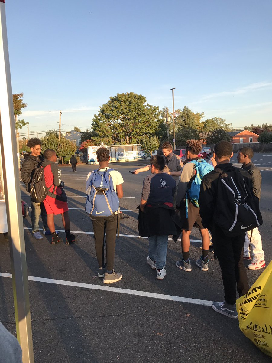 FN_VanessaI's tweet photo. The #CornerGreeter squad is out here picking up litter and engaging the #RainierBeach youth in positivity!
#Seattle https://t.co/qS3GAZ6cC4