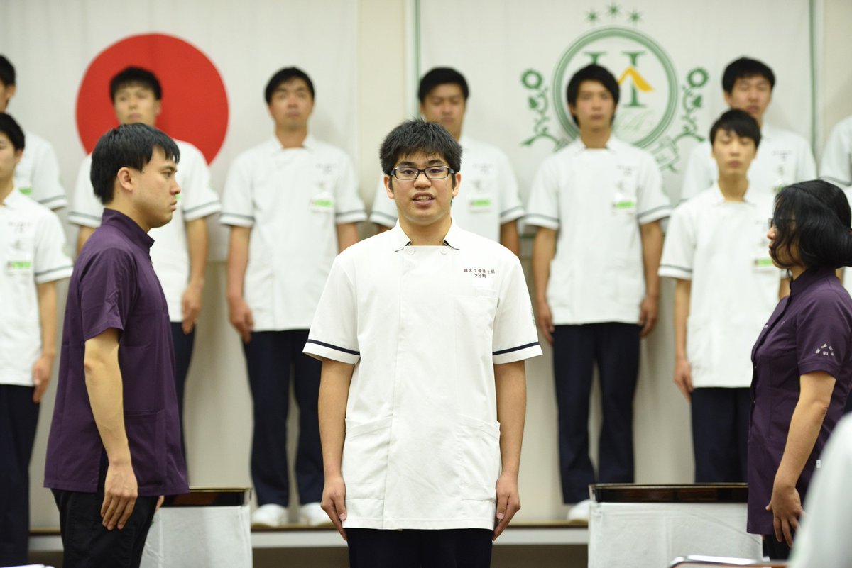 博多メディカル専門学校 ９月２８日 木 臨床工学技士科２年生の登院式を行いました 登院式は 臨床実習を前に気持ちを引き締め 決意をあらたにする式です 登院式では 学生が一人ひとり臨床実習に臨む決意の言葉を述べて檀上に上がりました 博多