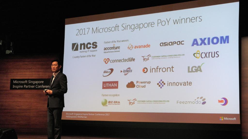 Microsoft_SG's tweet photo. @wokevin congratulating the 2017 Microsoft partners of the year #MSPartner https://t.co/iemlQkAfEY