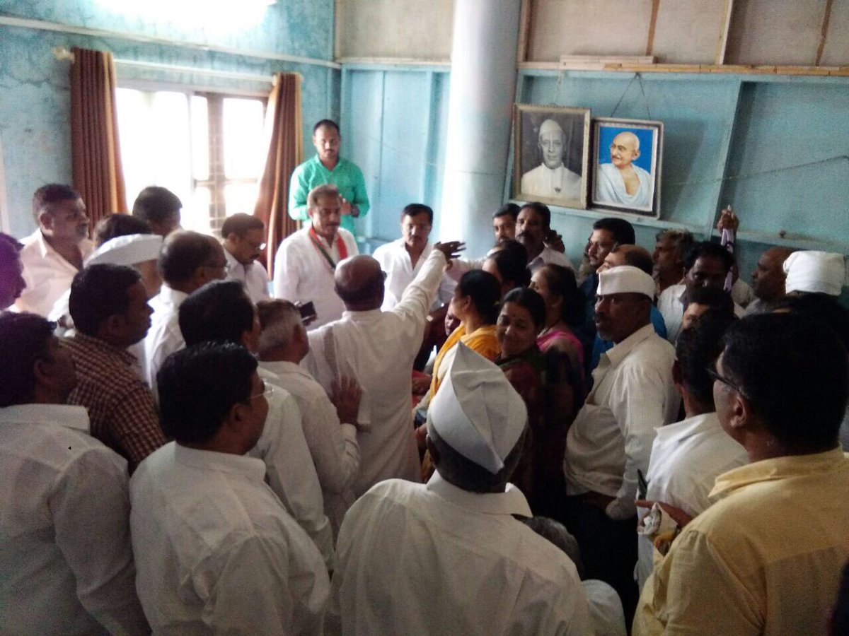 ShrimantManey's tweet image. Ground reality of #सौभाग्य Farmers, villagers agitating against increasing Electricity #LoadShading Niphad, Satana #Nashik @eSakalUpdate