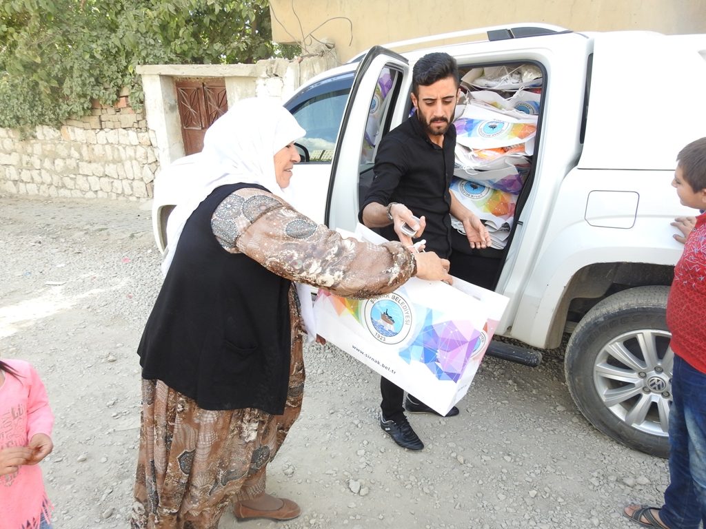 anadolubelediye's tweet photo. Şırnak'ta 2 bin aileye giyim yardımı
#yardım #kış #giyim  @TuranBdrhnoglu @SIRNAK_BEL
https://t.co/ECpEL29Qf1 https://t.co/fsRPHuZ6XN