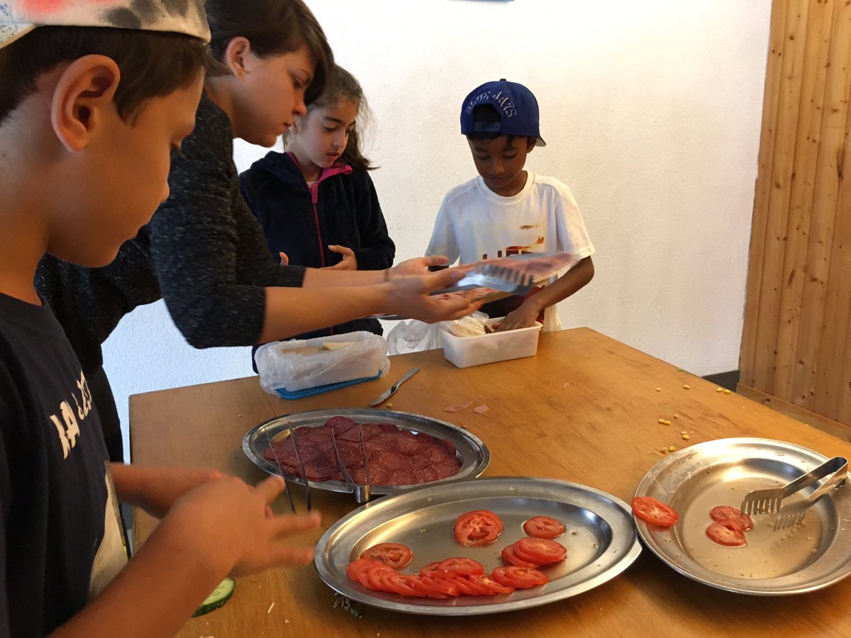 gwasgrade3's tweet photo. Enjoying breakfast and making our sandwiches for lunch today. @gwasgrade3 @GWASwitzerland @gwaswissg3a https://t.co/rTiD2XTeh7