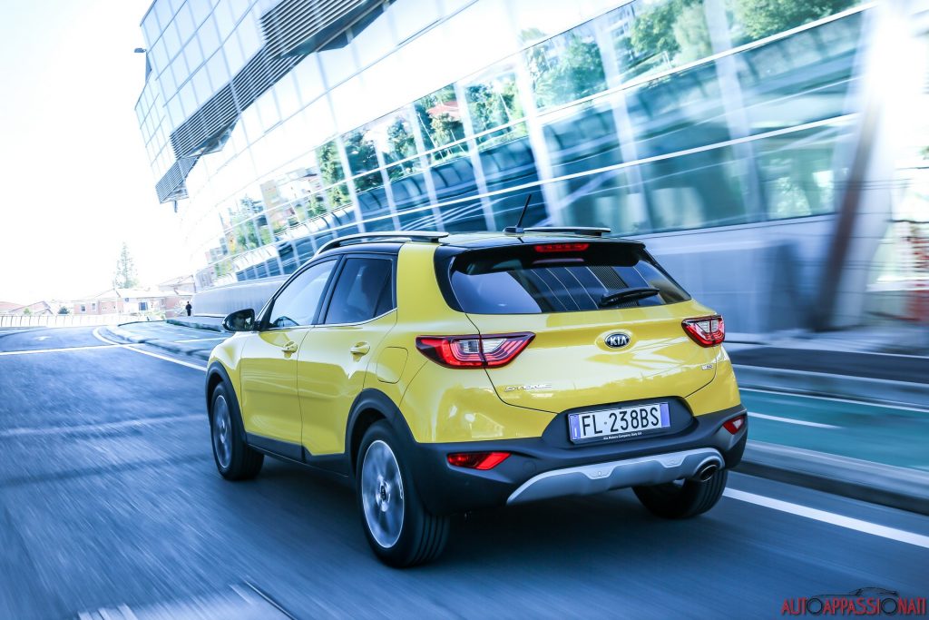 auto_app's tweet photo. Grintosa, tecnologica e compatta: ecco la nostra prova su strada in anteprima della nuova #KiaStonic -> https://t.co/NvHgHBzrku #iolhovista https://t.co/Fd6BO23V7e