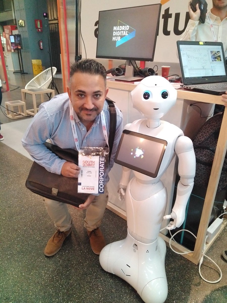 JordiEsteller's tweet photo. Tomando un café con Pepper en el stand de @Accenture del #SouthSummit2017 #TransformacionDigital #KIRISAMA https://t.co/VughMgIdUk