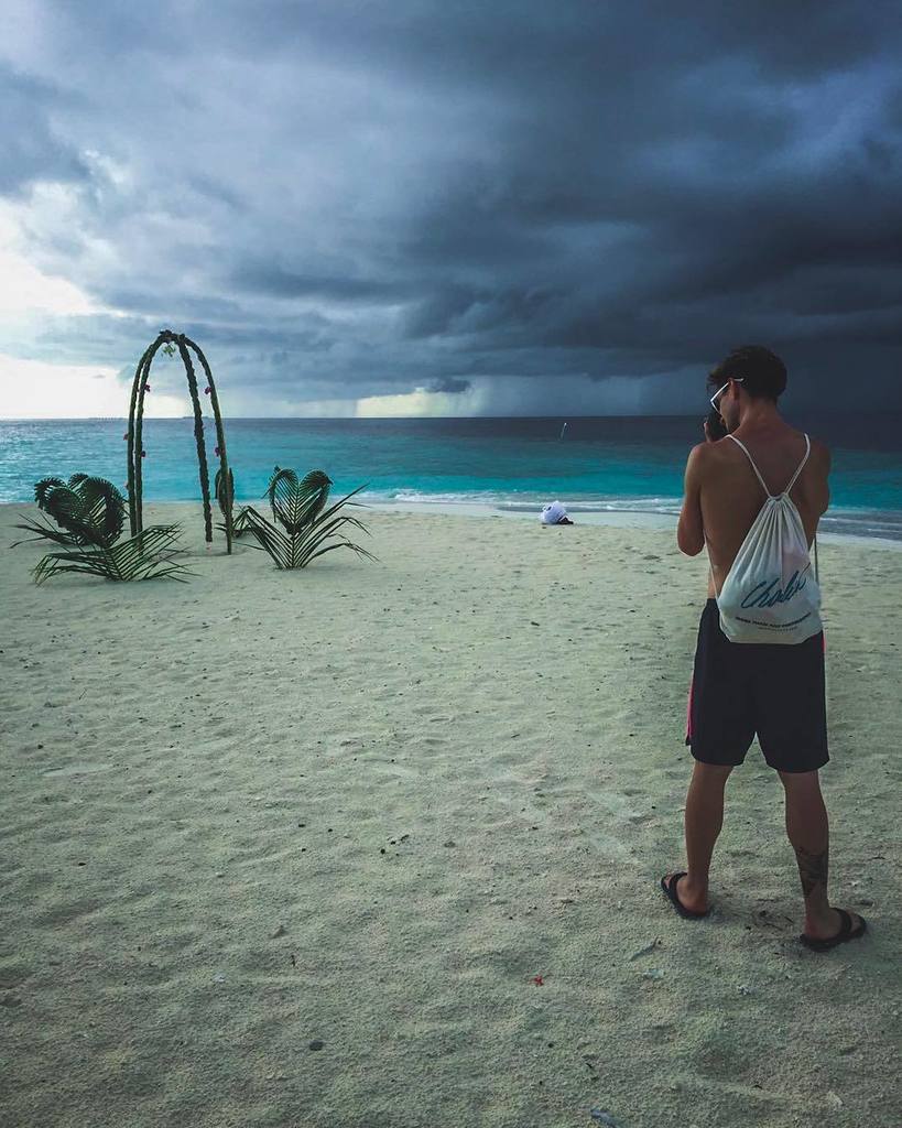Chaluk_Official's tweet photo. Taking some pictures here at ROBINSON Club Maldives - funny weather conditions around me. Left SUNSET - RIGHT THUN… https://t.co/ynwGF98CrS https://t.co/x7yXzOTQFy
