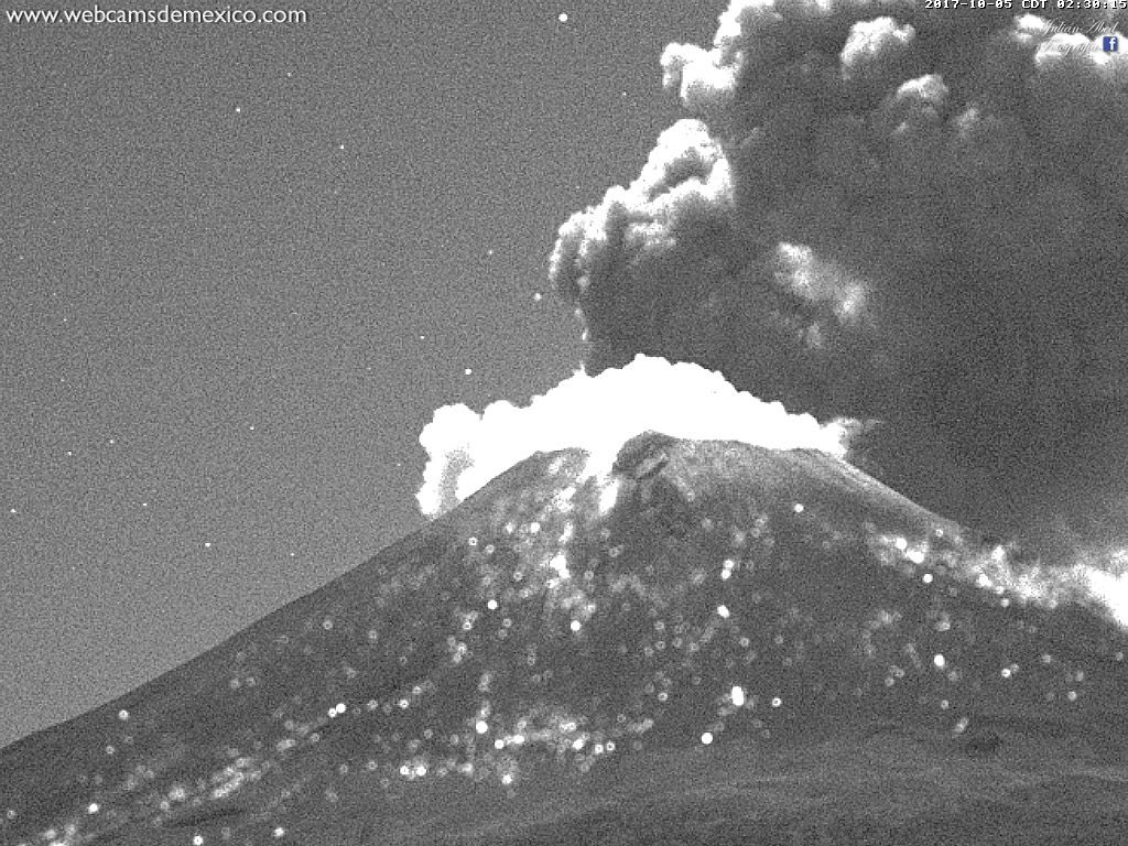 SkyAlertMx's tweet photo. Fuerte explosión del @Popocatepetl_MX - 2:26h.
Fragmentos incandescentes cubren el edificio volcánico y columna eruptiva 2km sobre el cráter https://t.co/nkEQmhAj7D