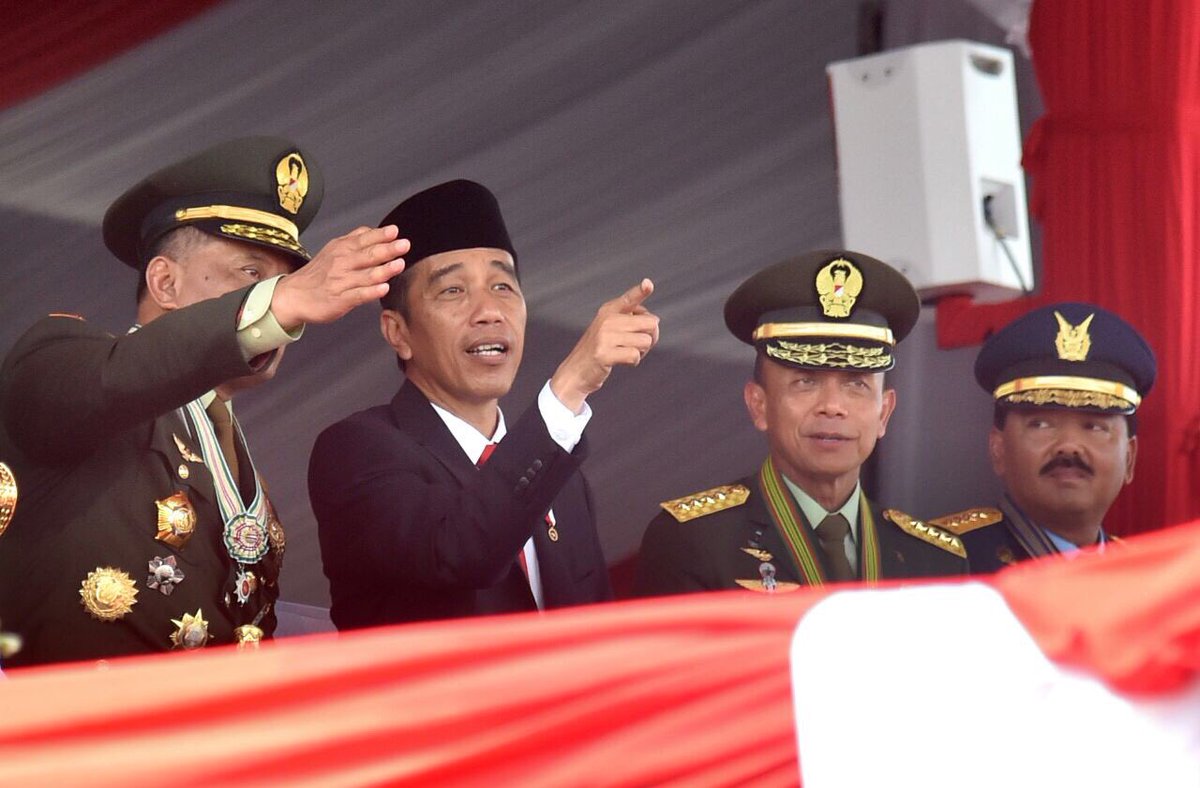 Presiden <a href="/jokowi/">Joko Widodo</a> menghadiri HUT TNI ke-72 dengan berjalan kaki sepanjang 2 km. Selamat HUT TNI ke-72, TNI selalu bersama Rakyat #Kuat