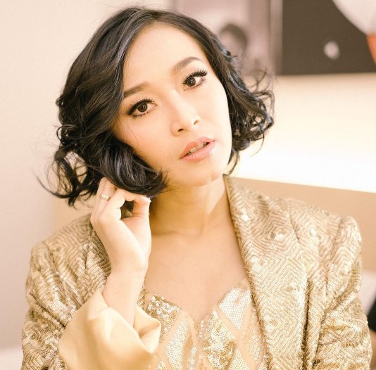 iSwaraJKT's tweet photo. .@rinni_w sdh mngeluarkan album terbarunya berjudul "I' AM INDEPENDENT", single CINTAI AKU bisa anda dengarkan di #10LaguKeren @dinajanidya https://t.co/LAHXmzOZ62