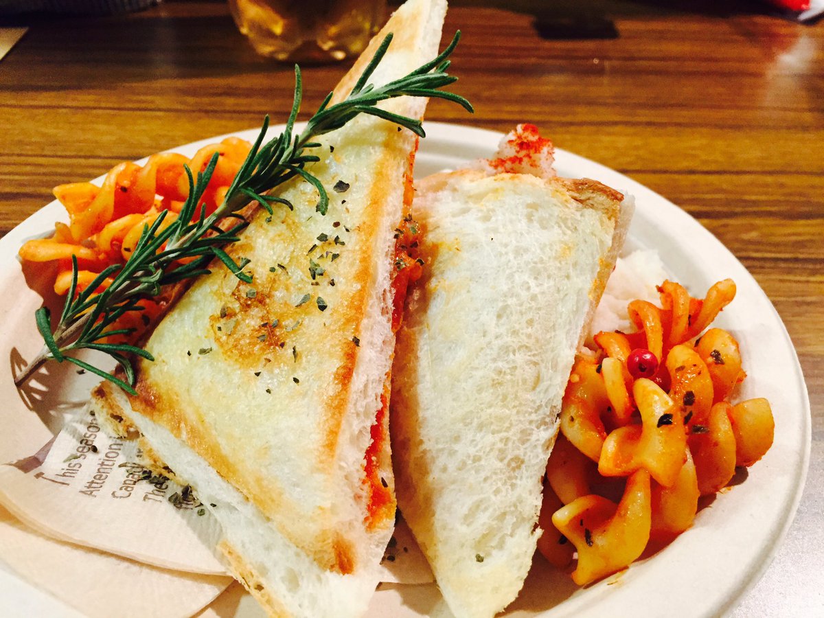 TUES_TAIHEISEN's tweet photo. ホットサンドめちゃ美味です！
インスタ映えする店内とともに、食べに来てください。。。(2つで¥350)
(宮川) https://t.co/yUlP4a7eWW