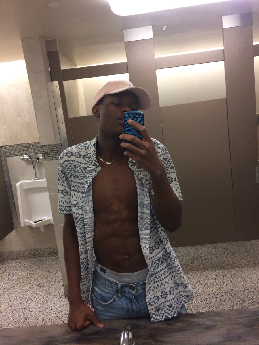 iammalikmccain's tweet photo. 🌚🍫 https://t.co/hRH8ggTRCF