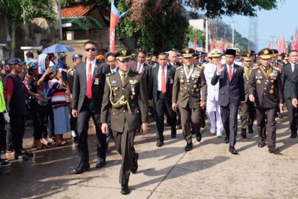 mediaindonesia's tweet photo. Terjebak Macet, Presiden @jokowi Jalan Kaki ke Lokasi HUT TNI https://t.co/4hXWvrzMr2 https://t.co/FjAu8H4j3A