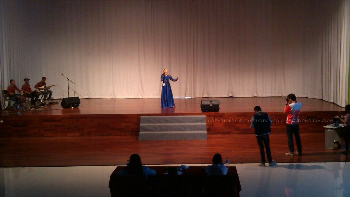 UBTV_Brawijaya's tweet photo. Sedang berlangsung lomba menyanyi dangdut, salah satu rangkaian @Olimpiade_UB di Studio Utama #UBTV.
#OB2017 https://t.co/n5nCX1GWdA