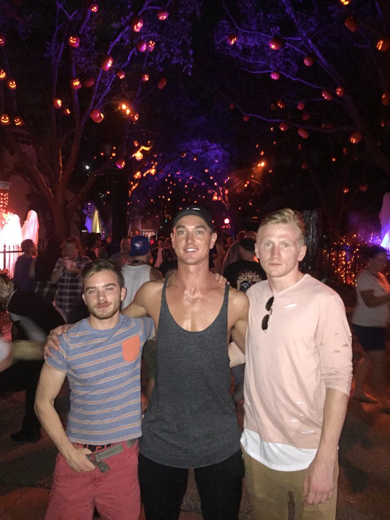 ClubJasonSparks's tweet photo. At Universal Studios Halloween Horror Nights with Spencer Daley, Luke Hudson &amp; Cade Maddox https://t.co/bDQnSxAvI7