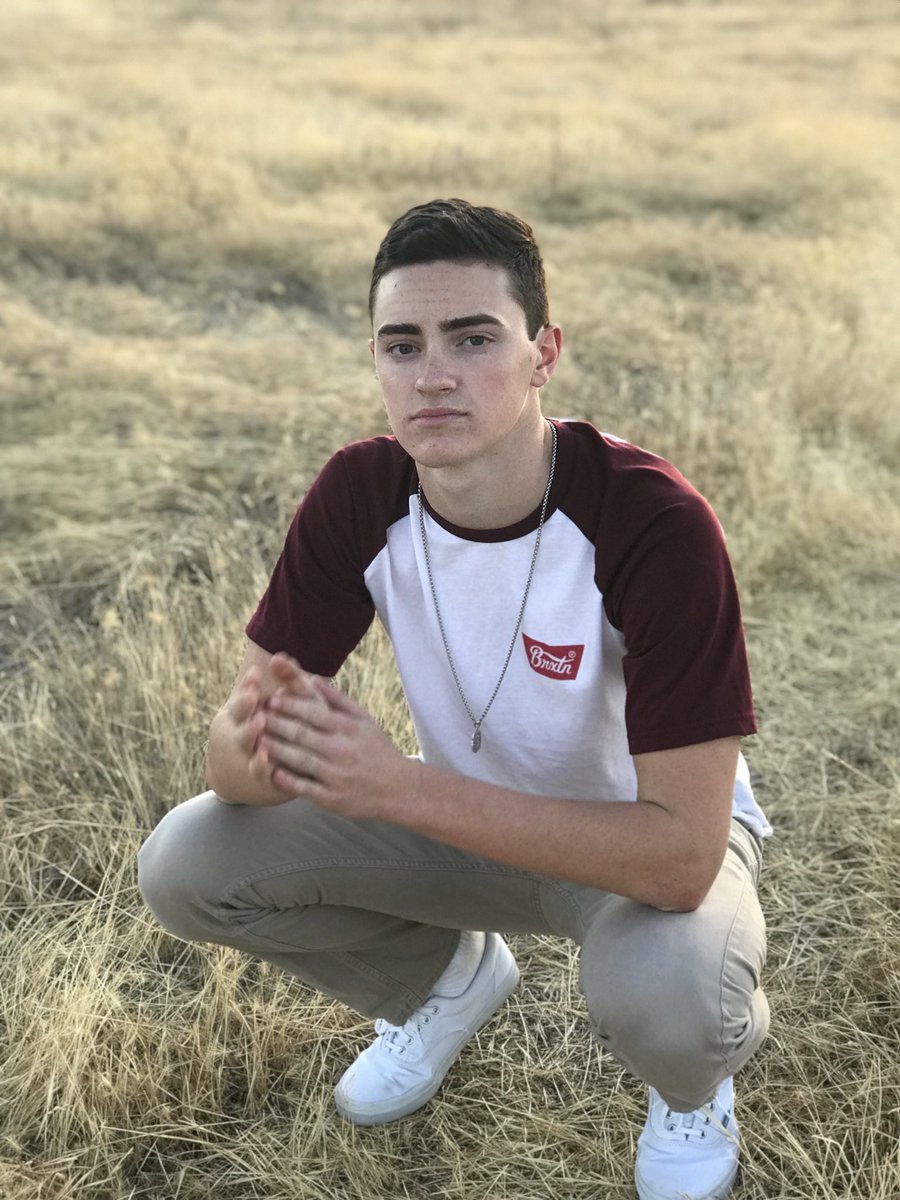 steffoush's tweet photo. That portrait mode though ! #SneakPeek #srpseniors https://t.co/58u7sKtjyn