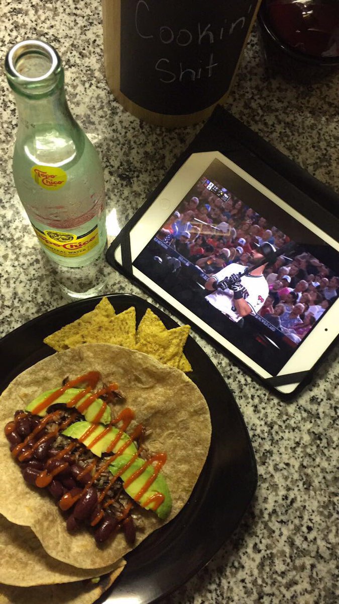 SerafinaLopez's tweet photo. 😚👌 #nationaltacoday #plantbasedAF 🌱 https://t.co/Xst2b1ryVS