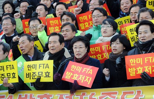 경축.!!  한ㅡ미 FTA 드디어 개정.!!
좌익정당놈들이 그토록 반대/폐기를 선거공약으로 작난을 처 대던 사안이 현실로 귀착이됐군. 더 보텐다면 현 좌익정권을 SECONDARY BOYCOTT에 포함시켜 아주 경제파탄과 동맹까지도 파기해 버려야.!!