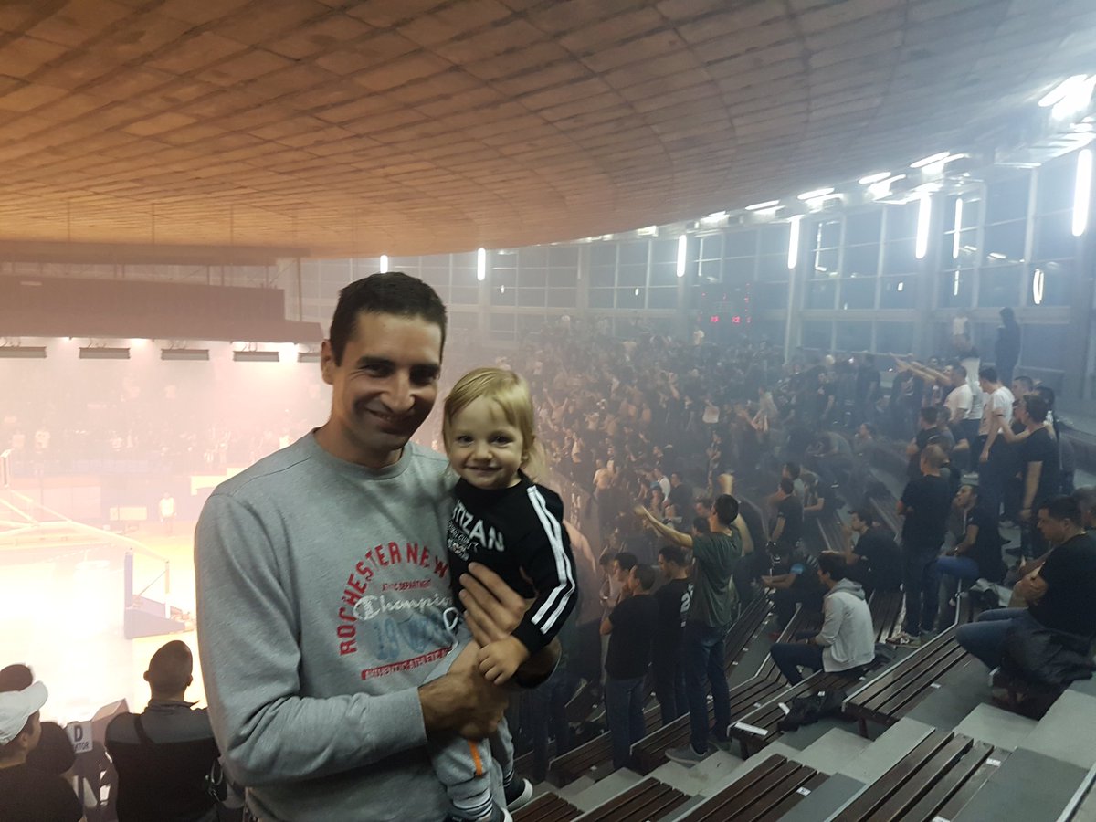 Dzoni_Festina's tweet photo. @ZkkPartizan Pozdrav od najmladjeg navijaca ZKK Partizan ☺💪🏆 https://t.co/Tkw3GmLExT