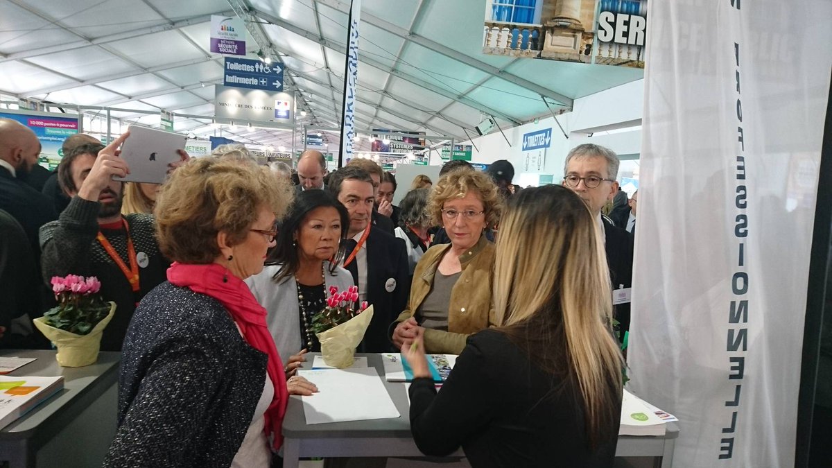 Notre ministre du travail <a href="/murielpenicaud/">Muriel Pénicaud</a> très à l'écoute des enjeux de la #formpro sur notre stand ce matin #PARISEMPLOI
