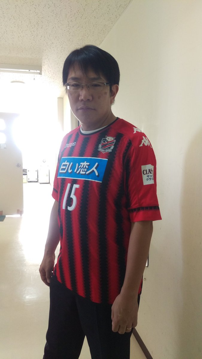 がんばれ ホッカイドウ競馬 Twitterren 門別競馬場は コンサドーレ札幌 Day レプリカユニを身にまとい お仕事中の皆さま 1枚目から 実況担当岸根アナ 広報yさん スタンド内インフォメーションのお姉さま方 誘導馬テン太 Keiba Nar Keiba