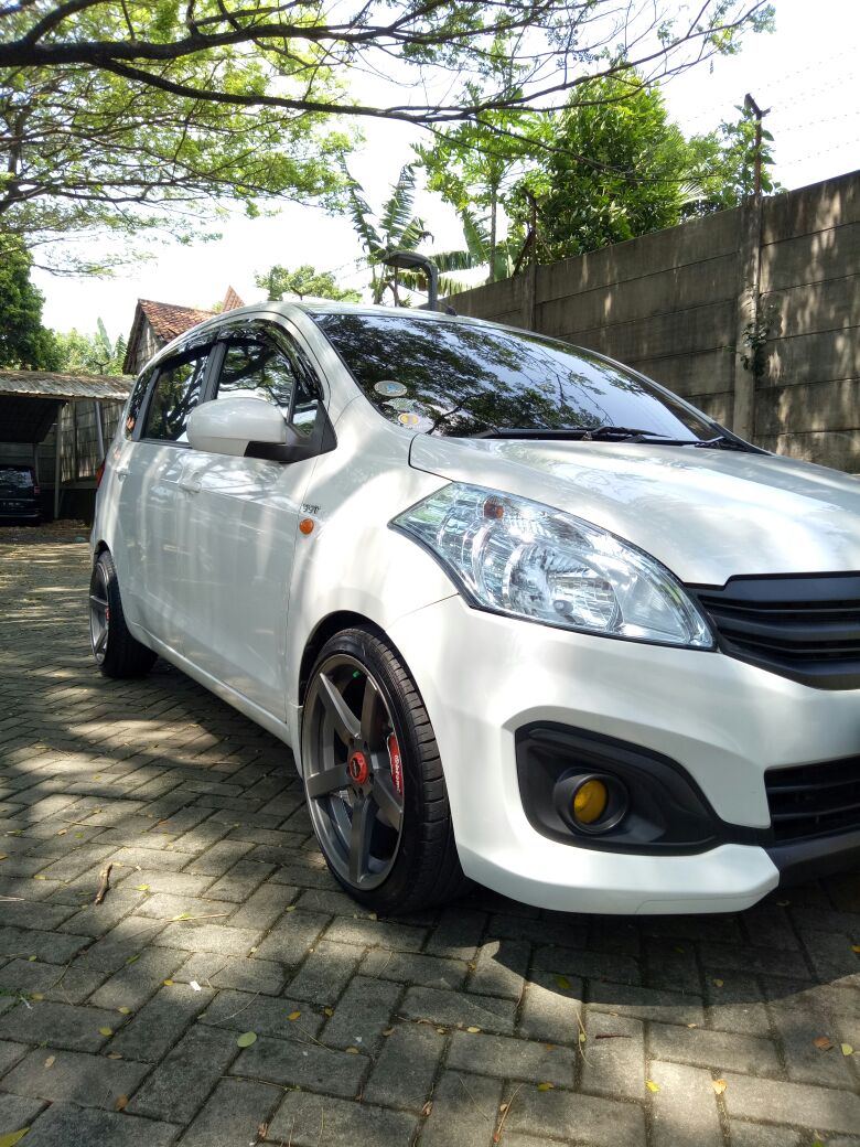Qalesya25's tweet photo. #ertigaceper, #ertigaputihmodif, #ertigamodifharian, #VelgRacing, #ertigaputih, #ertigaamblesin.....................hahahahha.......#cobaitu https://t.co/mMtKUNbFeF