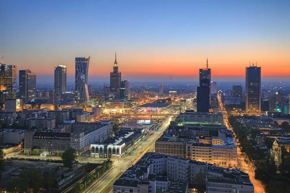 warszawa's tweet photo. Z rana polecamy dziś kawę z miodem z #Pszczelarium🍯 i coś słodkiego od #Lukullus.🍰 Marki są z nami na #ExpoReal 2017. 🙂fot. Light at Night https://t.co/KIrmPcZbPC