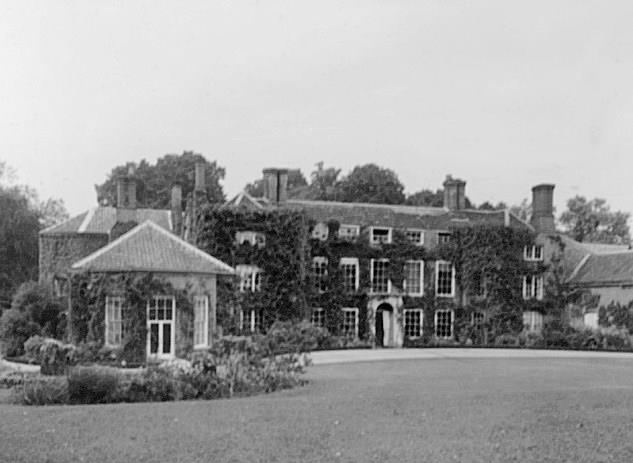 NicholasKingsle's tweet photo. From 1793-1912, Earlham Hall was leased to the Gurney family, bankers, who in 1908 added shaped gables to the south front. Before and after. https://t.co/TkiIKmqhVO