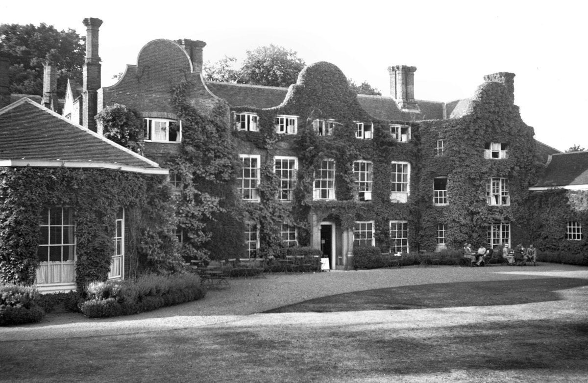 NicholasKingsle's tweet photo. From 1793-1912, Earlham Hall was leased to the Gurney family, bankers, who in 1908 added shaped gables to the south front. Before and after. https://t.co/TkiIKmqhVO