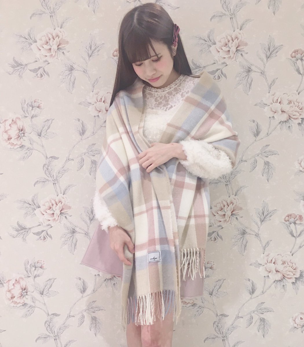 Evelyn A Twitter Evelyn 池袋店 Coordinate ストールを使ったコーデ チェック柄でとっても 可愛らしくgirlyコーデにぴったり 3色展開となっております これからの季節大活躍間違いナシの ストールぜひ見にいらして下さい 2 900 Tax Https