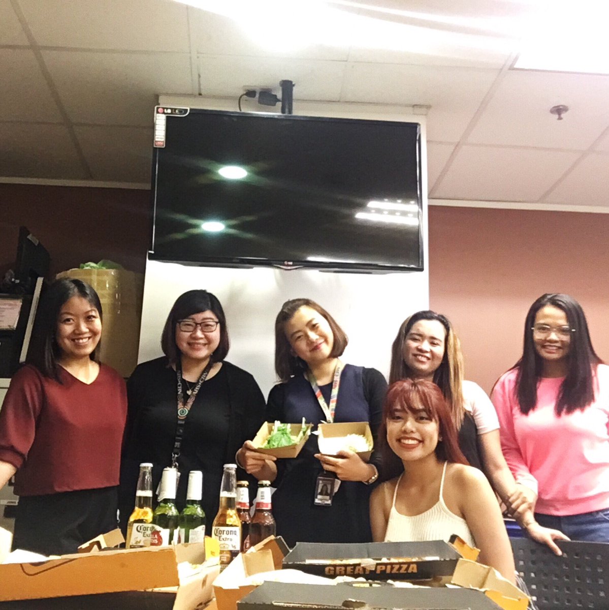 heyhersheyy's tweet photo. Free pizza and beer for lunch here at the @noinkofficial HQ! Thank you, @ycpizzaofficial! π #FuelYourHunger https://t.co/XZj3eL69EK
