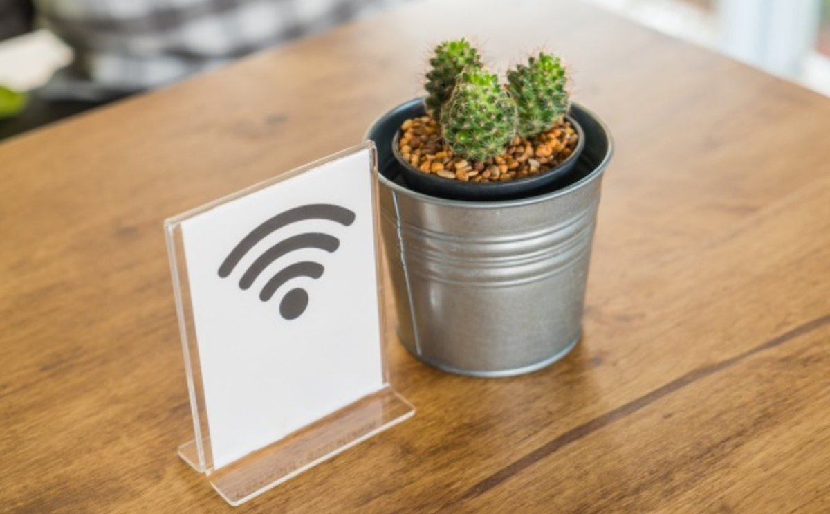 ConcordiaKeizer's tweet image. Tip #3: Gebruik niet zomaar openbare #wifi. Hoe handig ook, openbare wifi is niet #veilig. ✖️ #AlertOnline