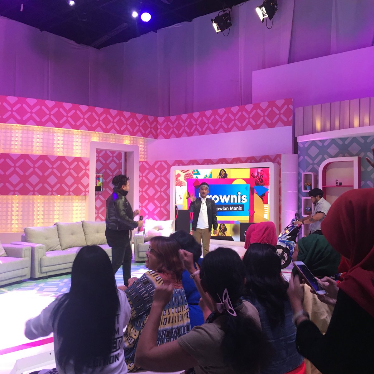 Yuk nonton Brownis bersama <a href="/ruben_onsu/">Ruben Onsu</a> dan @IvanGunawanReal sekarang. Ada Nazar yang ikut menghebohkan acara siang ini. Hanya di #TransTV!