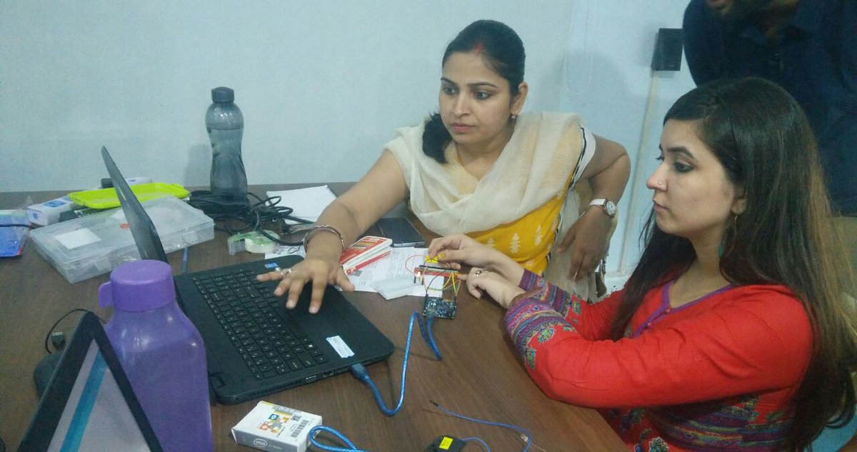 AIMtoInnovate's tweet image. Teachers are learning new tech at Unbox Tinkering Salwan Public School-  working on genuino boards &amp;amp; sensors #AIMtoInnovate