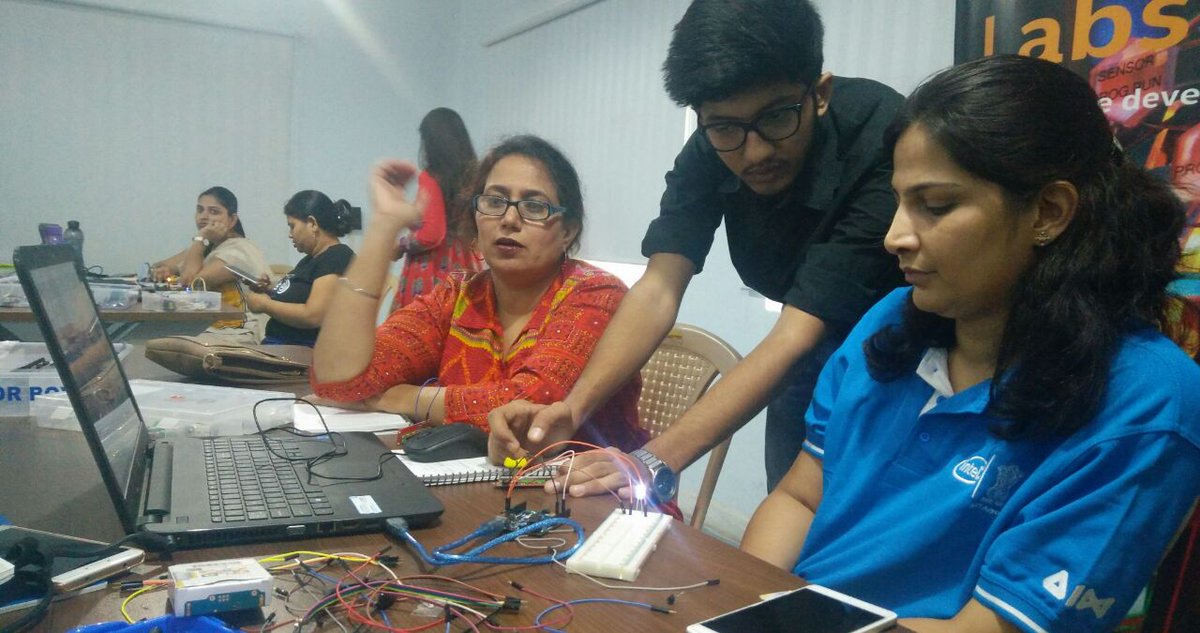 AIMtoInnovate's tweet image. Teachers are learning new tech at Unbox Tinkering Salwan Public School-  working on genuino boards &amp;amp; sensors #AIMtoInnovate