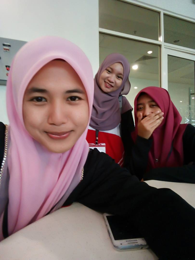 RaaaahhZ's tweet photo. LIVE UPDATE from grooming class ..
#sbupembangunanindustri
#supporticeps13
#jomiceps13
#iceps13
#mua
#makeup https://t.co/48GhhdBSsn