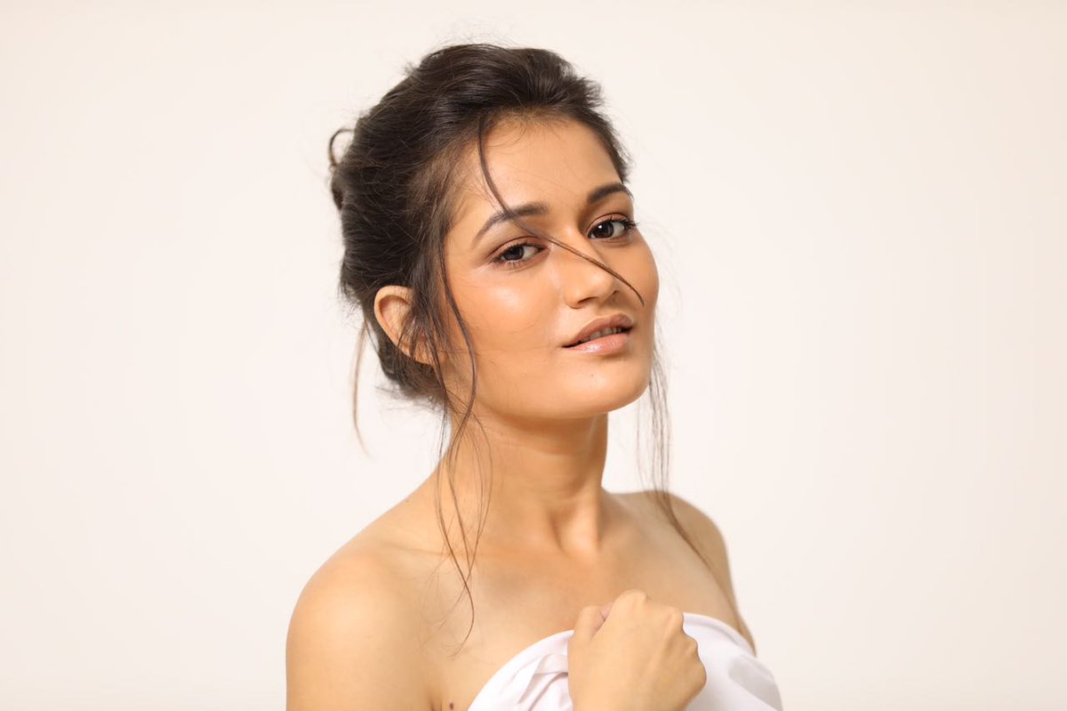 Vivekafoto's tweet photo. "Stay close to anything that makes you glad you are alive"
#beauty #desire #vivekafoto #nudeye #karmastudio136 #nudeyeproductions #viveka https://t.co/lVFcABL74z