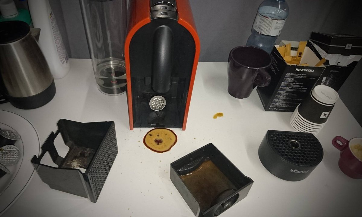 ubixco's tweet photo. #morningfrustration when on your @nespresso machine the same light signify 4 different things... #ux #hcd #design #coffeebreak https://t.co/dmib9uFlmW