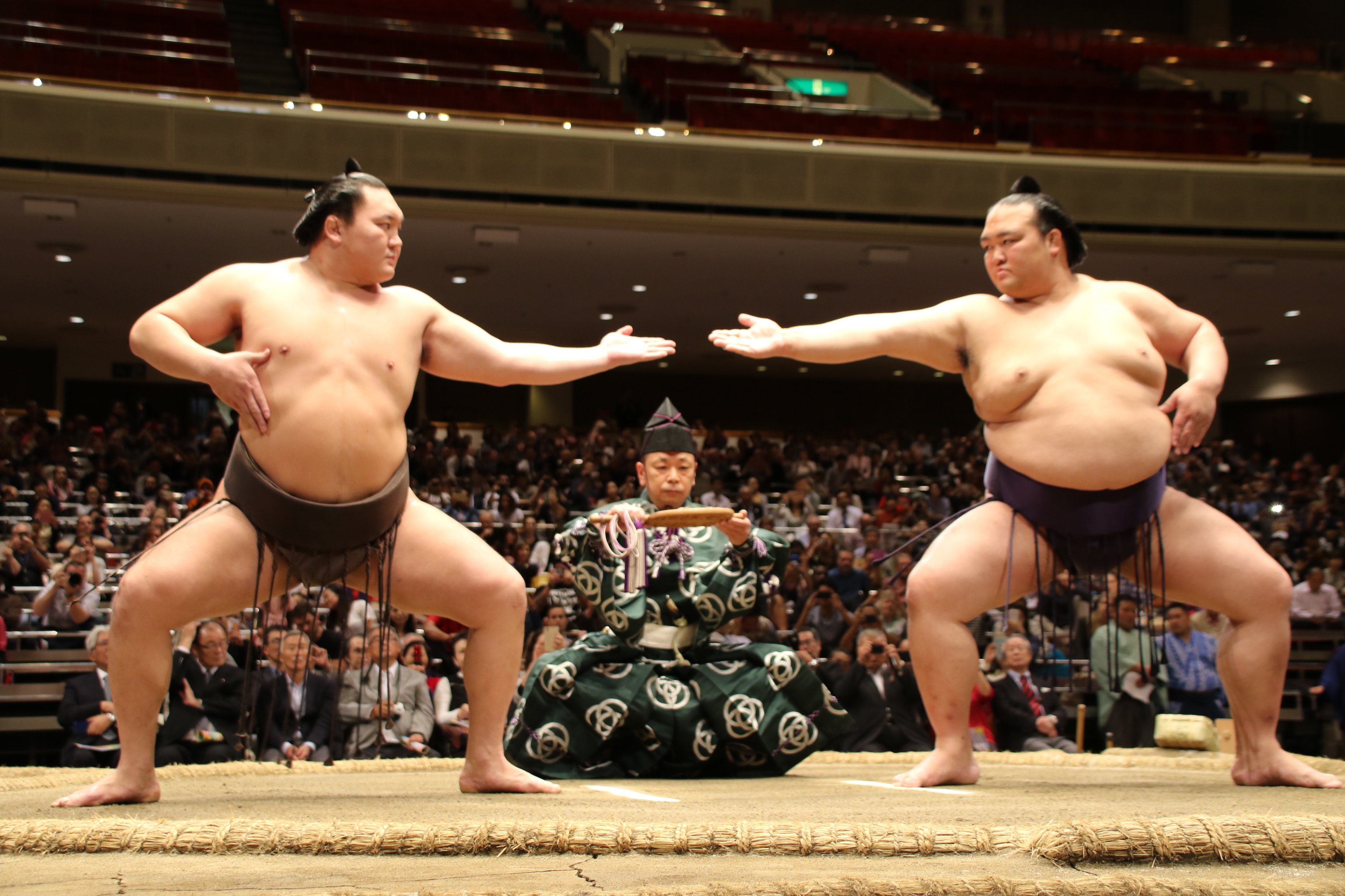 日本相撲協会公式 大相撲beyond場所 三段構え 中段の構え 中段の構えは攻撃を表します Sumo Sumo T Co Lumzhq9w8m Twitter