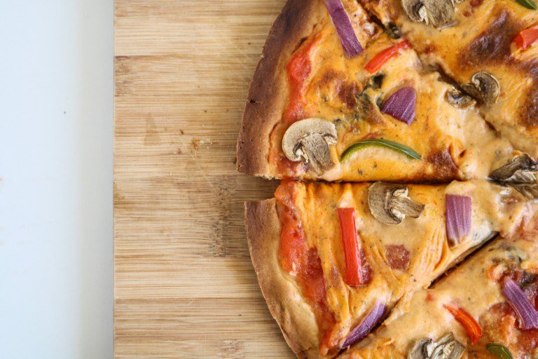 Do you love vegan pizza?
🍕🍕🍕🍕🍕🍕🍕🍕🍕🍕
Then this easy “cheesy” vegan pizza recipe is for you 👇 delicious-plants.com/easy-cheesy-ve…